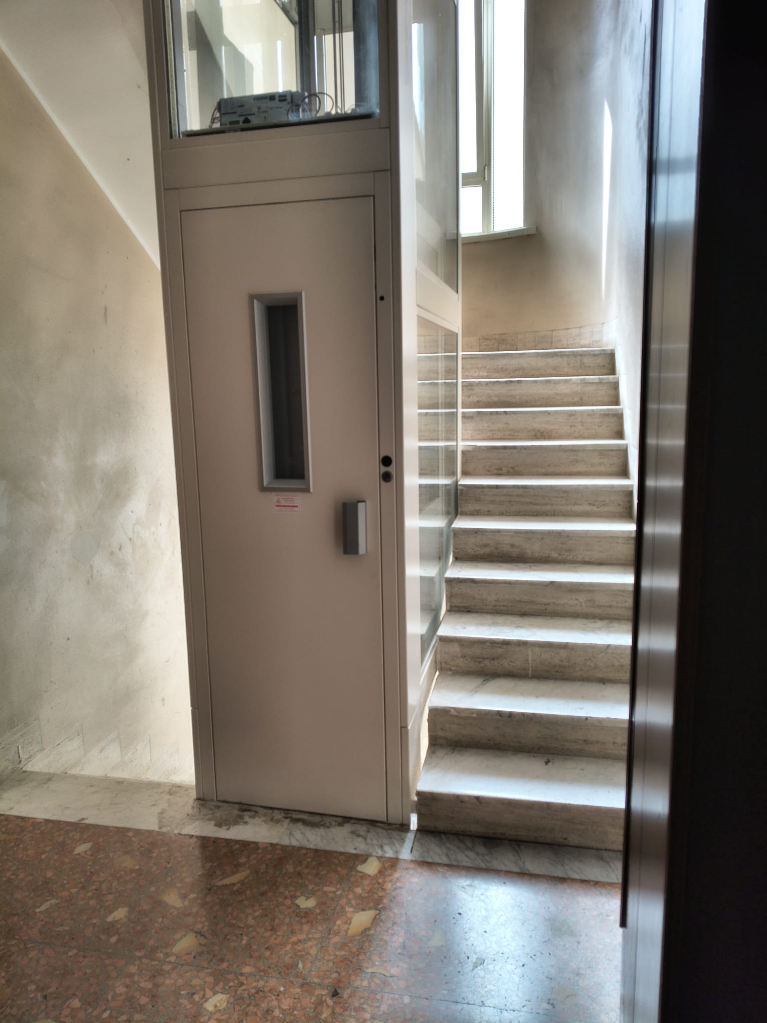 L'accesso al piano terra, accanto alla scala originale.
