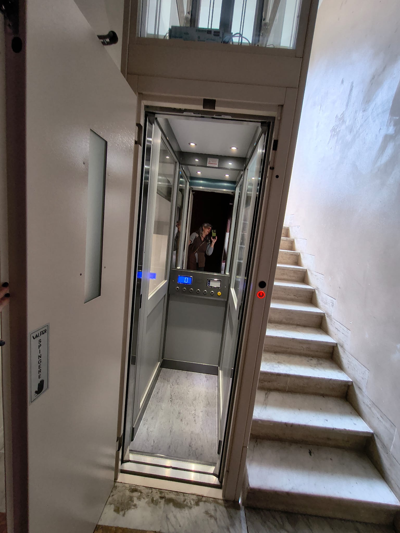 Ascensore installato in un vano scala storico a Roma