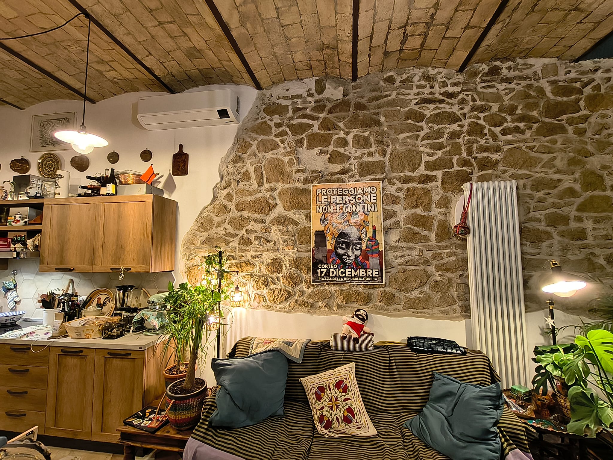 La zona giorno, tra muratura storica e cucina contemporanea.